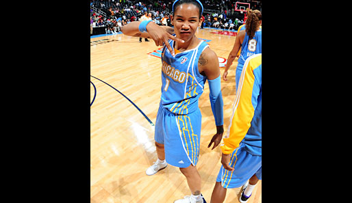 Saucool! Tamera Young vom WNBA-Klub Chicago Sky ist eine ganz Lässige. An der Beinstellung sollte sie aber vielleicht noch mal arbeiten