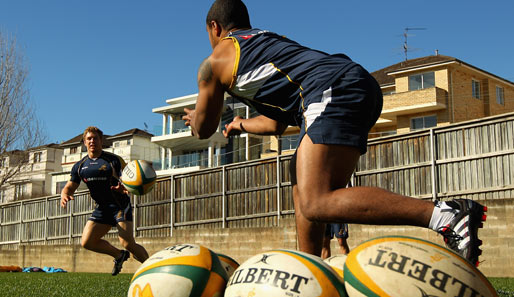 In Sydney trainieren die Rugby-Spieler der Australian Wallabies. Hier passt gerade Will Genia auf David Pocock. Die Anlage liegt mitten in einer Wohngegend
