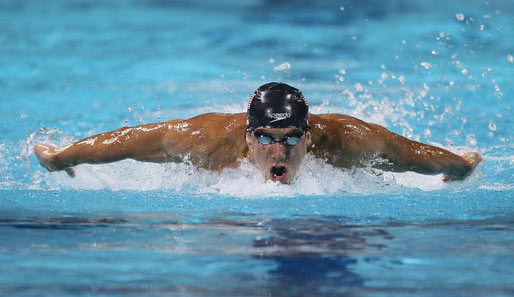 Michael Phelps ist übrigens auch wieder im Wasser. Hier zu sehen im 200-Meter Schmetterling-Finale während der pan-pazifischen Meisterschaften