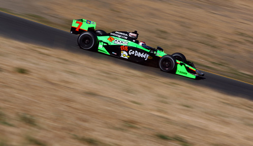Steil abwärts: Danica Patrick vom GoDaddy-Team versucht sich bei der IndyCar Series in Kalifornien beim Downhill