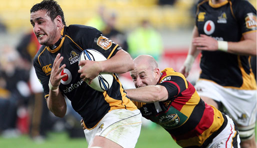 Zur Sache ging es auch beim Rugby in der Partie zwischen Wellington und Waikato. Daniel Ramsay entkommt hier Brendon Leonardat