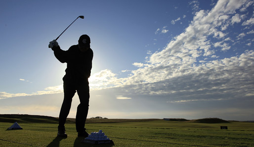 Kurze Ruhepause: Golfen kann doch so schön entspannend sein! Ian Mosey aus England übt im Rahmen der Cleveland Golf Srixon Scottish Senior Open