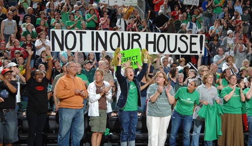 Fans von den Seattle Storm zeigen beim Spiel in der WNBA gegen die Los Angeles Sparks, was Sache ist: not in our house! Durchaus berechtigt, nach 17 Heimsiegen in Folge