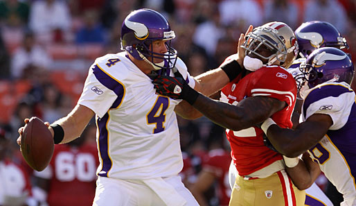 Brett Favre (l.) is back! Doch im NFL-Preseason-Match gegen die San Francisco 49ers kassieren die Minnesota Vikings direkt eine 10:15-Niederlage. Was ist los, Big Arm Brett?