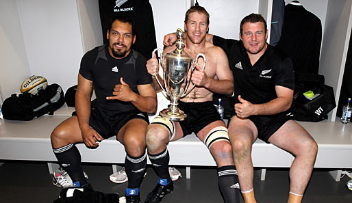 Neuseelands Rugby-Spieler Tony Woodcock, John Afoa und Brad Thorn (v.l.n.r.) nach dem Triumph beim Tri-Nations-Turnier