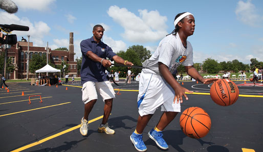 Ex-NBA-Profi Kendall Gill ist mit dem NBA Cares Projekt unterwegs und bringt Jung-Basketballern bei, wie man auch mit zwei Bällen spielend leicht dribbelt