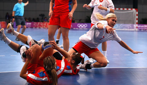 Eine wirft, zwei fallen um. Dänemark und Russland standen sich im Handball ebenfalls bei Jugend-Olympia gegenüber