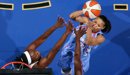 Arminitie Price (Atlanta Dream) behauptet sich gegen Nakia Sanford von den Washington Mystics während der WNBA Eastern Conference Semifinals. Atlanta gewann 95:90