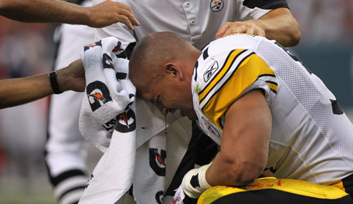 Helmpflicht! Pittsburgh-Steelers-Linebacker James Farrior erleidet während der 17:34-Niederlage gegen die Denver Broncos eine Platzwunde am Kopf