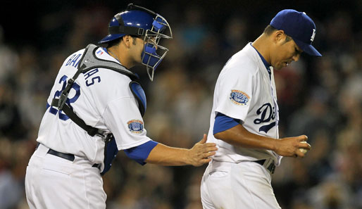 Die Baseballer der L.A. Dodgers haben sich einfach lieb. Nachdem Hiroki Kuroda (r.) knapp einen No Hitter verpasst, wird er von Mitspieler Rod Barajas getröstet