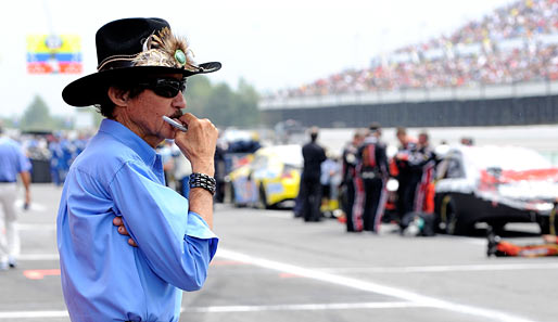Howdy, Cowboy! Die NASCAR-Legende und Team-Besitzer Richard Petty inspiziert höchstpersönlich die Boxengasse an der Rennstrecke