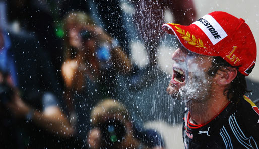 Und weil es so schön ist, noch ein Bild von Mark Webber. Hier bekommt er eine Ladung Champagner ins Gesicht.
