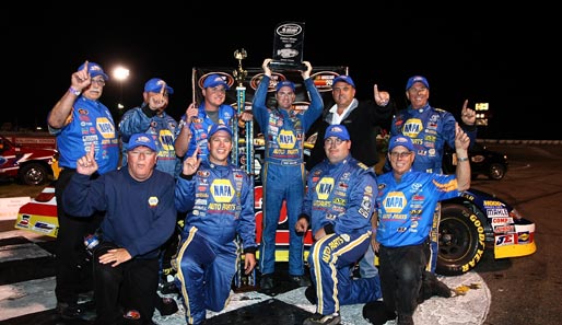 Eric Holmes gewann bei der NASCAR K&N Pro Series: Es hat sich gelohnt, der Pokal ist größer als er selbst