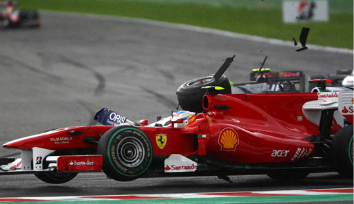 Rubens Barrichello kommt ins Rutschen und schießt Fernando Alonso mit voller Wucht ab