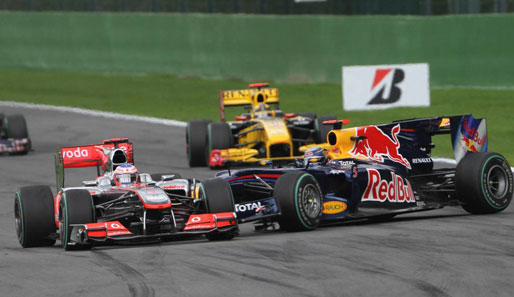 Und wieder die Bus Stop: Sebastian Vettel will an Jenson Button vorbei - doch beim Spurwechsel verliert er die Kontrolle