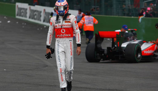 Für Button ist das Rennen hingegen gelaufen. Vettel wird für seine Aktion von der Rennleitung mit einer Durchfahrtsstrafe belegt