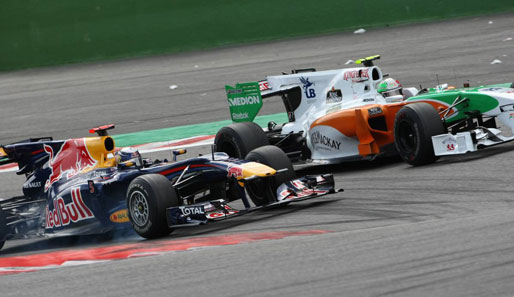Wieder Vettel - und wieder Bus Stop: Der Red-Bull-Pilot geht an Vitantonio Liuzzi im Force India vorbei