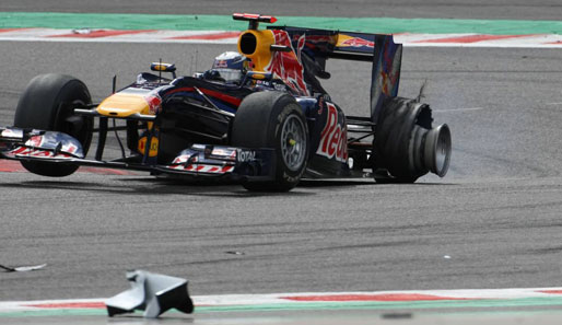 Doch der Italiener schlitzt mit seinem Frontflügel Vettels Hinterreifen auf