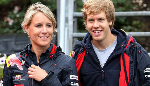 Keine Angst, Sebastian Vettel hat sich keine neue Freundin zugelegt. Seine blonde Begleitung ist seine Pressesprecherin Britta Roeske