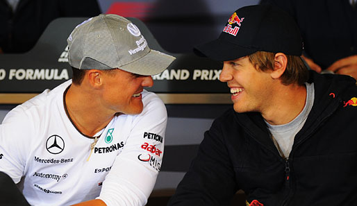 Auch mit Michael Schumacher versteht sich Vettel offensichtlich prächtig. Was sich die beiden da wohl zu sagen hatten?