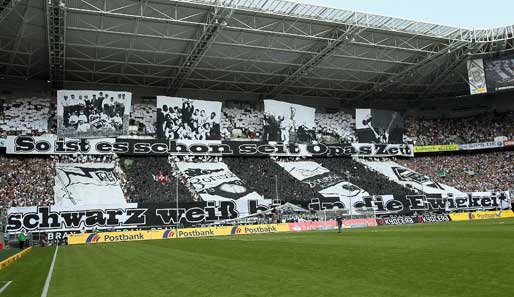 Eine beeindruckende Kulisse: Die Fans von Borussia Mönchengladbach haben eine ganze Tribüne schwarz-weiß gefärbt