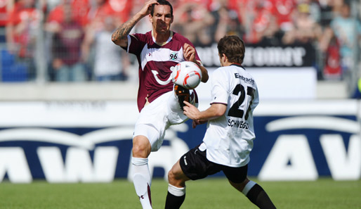 Emanuel Pogatetz (l.) hatte einen durchwachsenen Start in die Bundesliga. Hier setzt er sich gegen Pirmin Schwegler durch