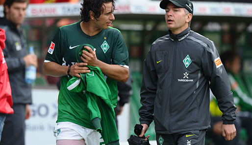 Schlechte Nachrichten für Werder - Claudio Pizarro musste mit muskulären Problemen vom Feld, der rechte Oberschenkel ist bandagiert
