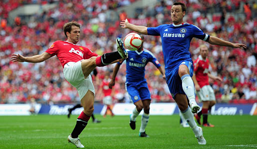 Neben Rooney stürmte bei ManUtd zunächst Michael Owen (l.). Hier bekommt er es mit Chelsea-Kapitän John Terry zu tun