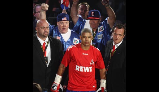Giovanni Lorenzo hatte seinen großen Auftritt beim Einmarsch: Mit FC-Köln-Shirt und zum Song "Viva Colonia" kam der Dominikaner zum Ring