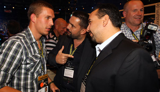 Sturm-Intimus Lukas Podolski durfte sich in der Lanxess Arena frei bewegen. Hier im Gespräch mit Promoter Ahmet Öner