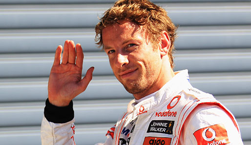 Entspanntes Winken bei Jenson Button. Er stellte den McLaren in die erste Startreihe und schlug Lewis Hamilton deutlich