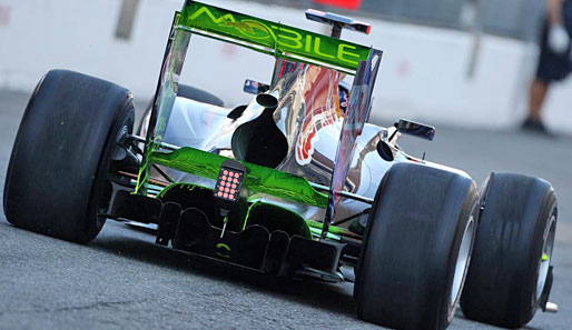 Spacig sind auch die Farben, in denen Vettels Red Bull im Training erstrahlt. Das Team testet mit Leuchtfarbe die Luftströme um das Auto herum