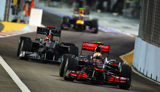 Zwei Weltmeister hintereinander. Lewis Hamilton im McLaren vor Michael Schumacher im Mercedes