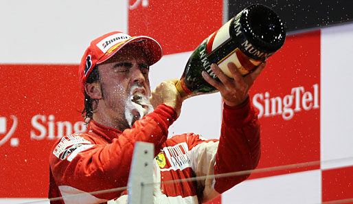 Fernando Alonso gewinnt zum zweiten Mal in seiner Karriere in Singapur. Doch auch Vettel und Webber landen auf dem Podest