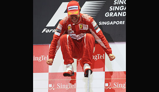 Am Ende feiert Alonso gebührend. Mit 191 Punkten liegt der Spanier in der Fahrerwertung nur noch elf Punkte hinter Mark Webber