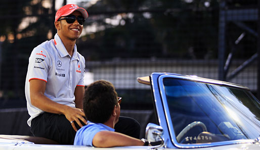 Vor dem Rennen noch ganz lässig: Lewis Hamilton. Doch das ändert sich schlagart in der 36. Runde