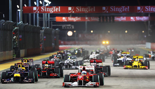 Sebastian Vettel (l.) erwischt einen guten Start, während Hamilton fast seinen dritten Rang an Teamkollege Button verliert. Alonso fährt vorneweg
