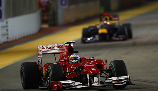 Vorne geht es knapp zu, die beiden Führenden setzen sich ab. Vettel und Alonso machen es unter sich aus