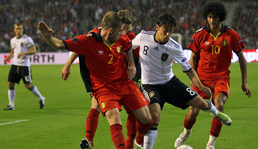 Der Neu-Madrilene Özil hatte einen schweren Stand gegen viele belgische Abwehrbeine