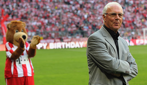Und der Kaiser war auch da: Etwas verlegen nahm Franz Beckenbauer die Glückwünsche zum 65. Geburtstag entgegen