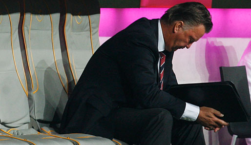 Das Feier-Biest kann also auch anders: Bayern-Trainer Louis van Gaal quittiert das 0:0 mit einem gesenkten Kopf