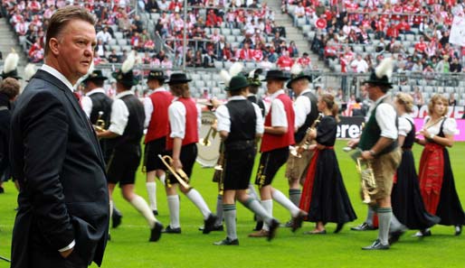 FC Bayern München - 1. FC Köln 0:0: Louis van Gaal konzentriert sich vollends auf das Spiel oder ahnte er das Null zu Null?