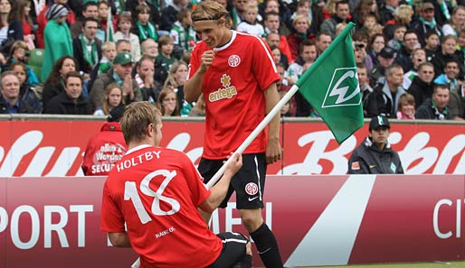 Marcel Risse (l.) und Lewis Holtby feiern mit der Bremer Eckfahne die ersten Bundesliga-Tabellenführung der Mainzer Vereinsgeschichte