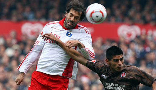 Das Spiel lebte vor allem vom Kampf: Hier ein Duell zwischen van Nistelrooy und Zambrano