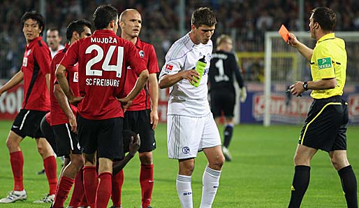 Unschöne Szene noch in der Nachspielzeit: Ivica Banovic (M.) sieht nach einem Ellbogencheck die Rote Karte