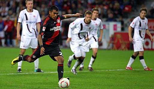 Nach einem Foul an Arturo Vidal in der Nachspielzeit verwandelte der Chilene selbst zum glücklichen Leverkusener Sieg