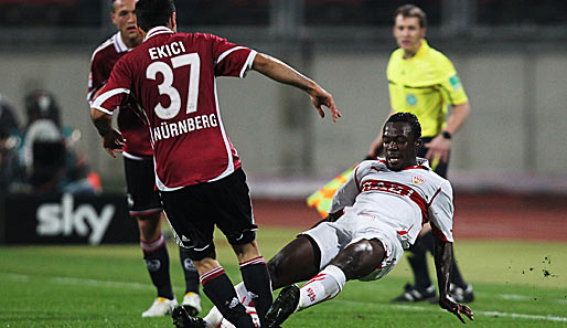 1. FC Nürnberg - VfB Stuttgart 2:1: Hartes Spiel im Frankenstadion - hier rauscht Artur Boka Mehmet Ekici wie von Sinnen in die Beine