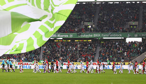 Wolfsburg - Freiburg 2:1: Nur 26.000 Zuschauer wollte den Clash sehen. Ein paar Fahnen vorm Objektiv machten trotzdem eine hübsche Kulisse