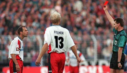 Das Stadtderby 1996: Schiedsrichter Hartmut Strampe zeigt dem HSV-Spieler Stefan Schnoor die Rote Karte nach einem groben Foul