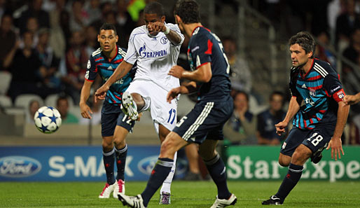 Lyon - Schalke 1:0: Jefferson Farfan hatte seine gefährlichste Szene in Minute elf. Der starke Lloris parierte den Schuss des Peruaners